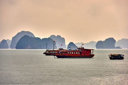 哈龙湾小船日落哈龙湾风景秀丽越南河内