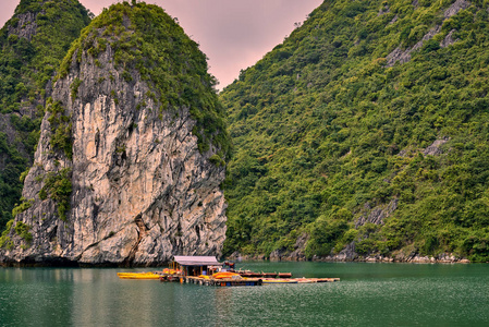 旅游垃圾在哈龙湾全景日落在哈龙湾越南东南亚苏斯科世界遗产地