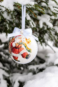 冬天森林里树枝上有雪人的圣诞球