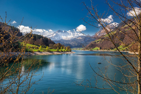 瑞士阿尔卑斯山的隆纳西。 隆纳西是瑞士欧洲奥布瓦登的一个天然湖。