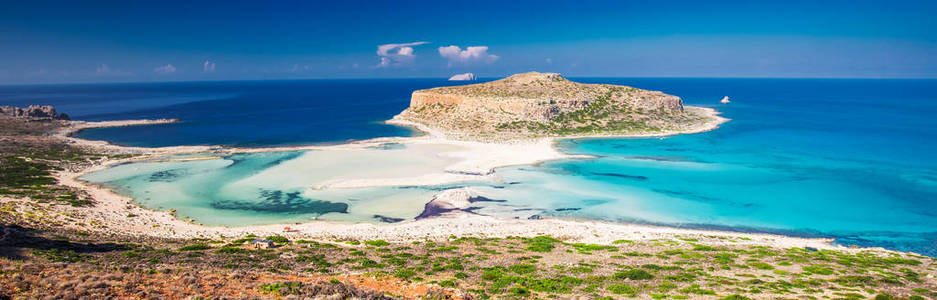 巴罗斯泻湖在克里特岛与蔚蓝清澈的水希腊欧洲。 克里特岛是希腊最大人口最多的岛屿。