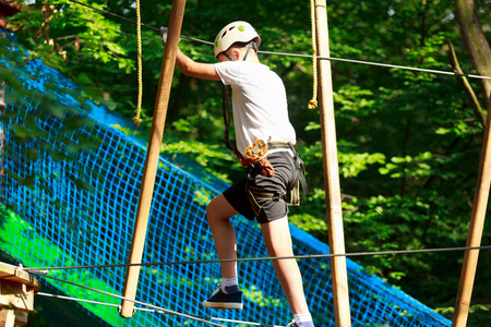 小男孩在户外玩耍照片
