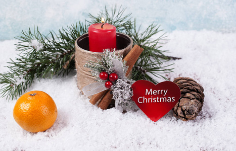 雪中的红烛橘子和圣诞装饰