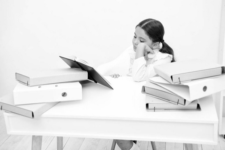 可爱的女孩厌烦了很多信息.小孩子觉得无聊和枯燥的做作业.