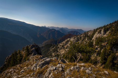 风景，从他的塔德尔瓦和平地到拉克斯山谷与草岩和深蓝色的天空阿尔彭下奥地利。