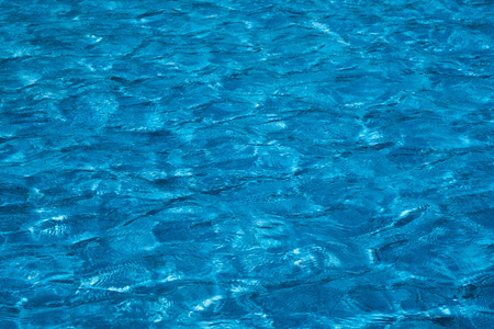 蓝色和明亮的波纹清洁水面在游泳池与太阳反射.照片