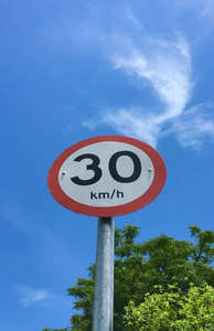 交通小时表示每小时30公里限速的交通标志照片