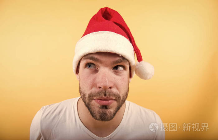 橙色背景的人圣诞老人与狡猾的面孔