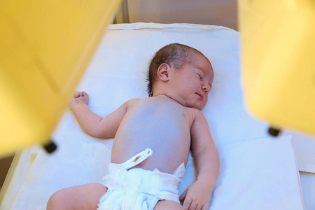 医院紫外线照射下的新生儿