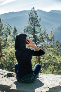 一位留着深色头发的女孩在山上