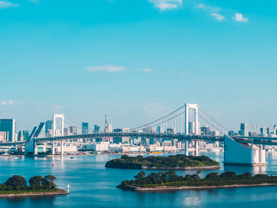 美丽的城市景观，建筑和彩虹桥，东京城，日本蓝天白云
