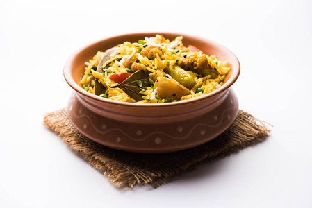 马萨拉饭或肉酱是一种辛辣的蔬菜炒饭或普拉夫，通常在印度马哈拉施特拉邦的婚礼上制作