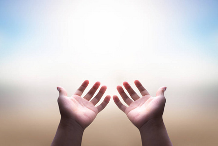 祷告与敬拜的概念:基督徒张开双手敬拜基督徒照片