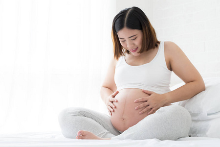 孕妇与未出生婴儿互动