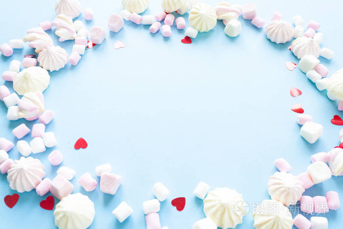 蓝色背景下彩色棉花糖的一套糕点食品.甜点,极简设计.