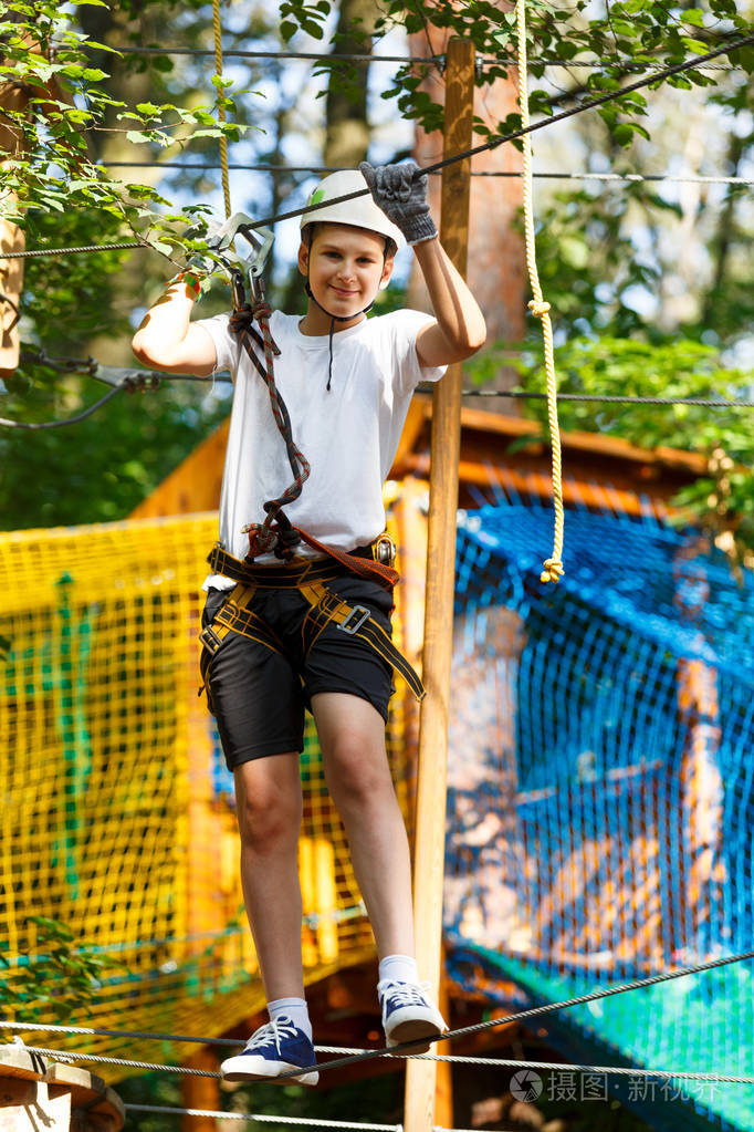 敏捷技能和儿童攀爬户外游乐中心.小男孩在户外玩耍