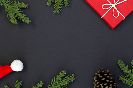 在黑色背景下的圣诞构图礼品盒松果杉树枝和文本信息复制空间的俯视图