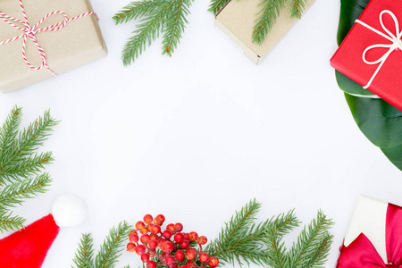 圣诞构图的顶部视图，礼品盒，松果，冷杉枝，白色背景和复制空间的文本信息。