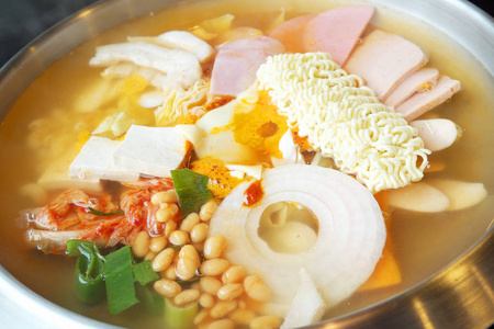 韩国火锅美味的韩国火锅搭配蔬菜.照片