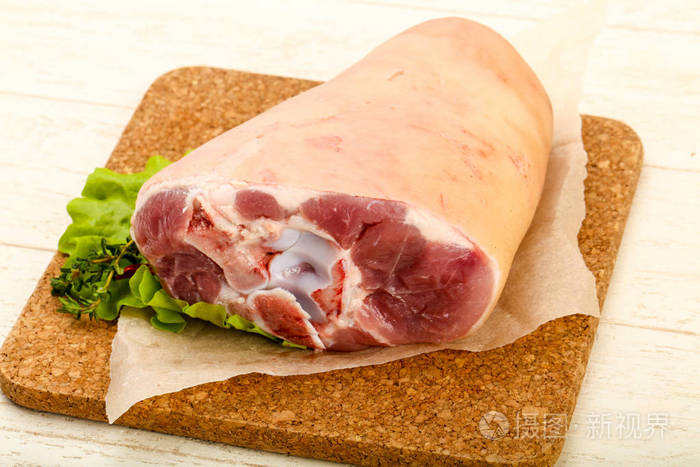 生肥猪肉膝盖准备烹饪