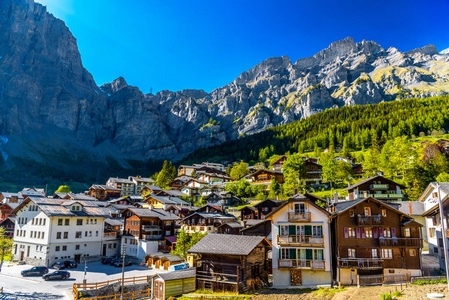 瑞士Alps的瑞士村庄的小屋和旅馆