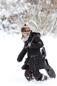 丹麦寒冷的冬天，女孩在雪地里玩耍