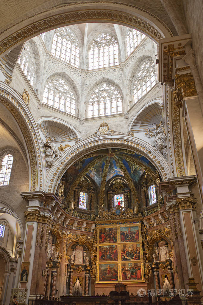 巴伦西亚大教堂内部这座教堂有不同的建筑风格罗马哥特式和巴洛克式