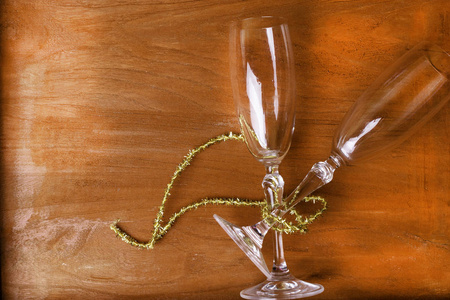 在木制背景上用丝带隔离两杯香槟