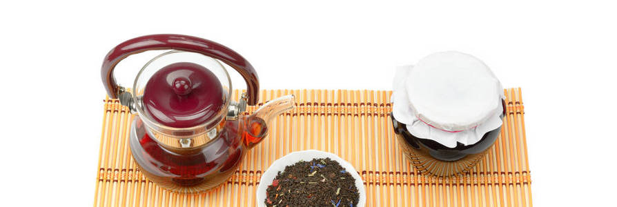 茶壶果酱罐和茶叶隔离在白色背景上。 平躺顶部视图。 宽的照片。