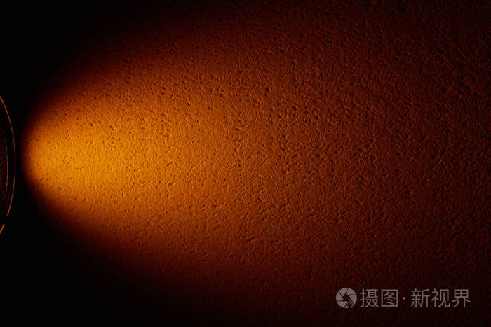 黑色背景上的渐变橙色灯笼灯