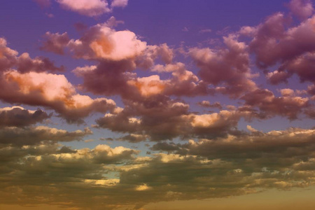 可爱的色调太阳彩色部分多云的天空作为背景设计。