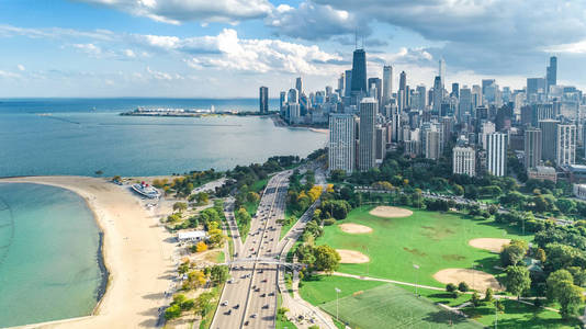 芝加哥天际线无人机从密歇根湖和芝加哥市中心摩天大楼城市景观从林肯公园伊利诺伊州