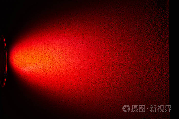 黑色背景上的红色宽光束