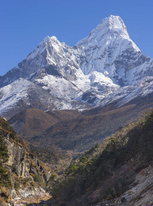 阿马达布拉姆在喜马拉雅山的顶峰。 珠穆朗玛峰大本营跋涉。 在尼泊尔徒步旅行