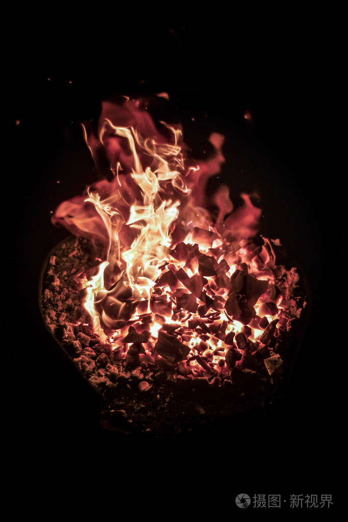 在黑色背景上开火美丽和有趣的看法火焰和火的舌头火焰和火在黑色或