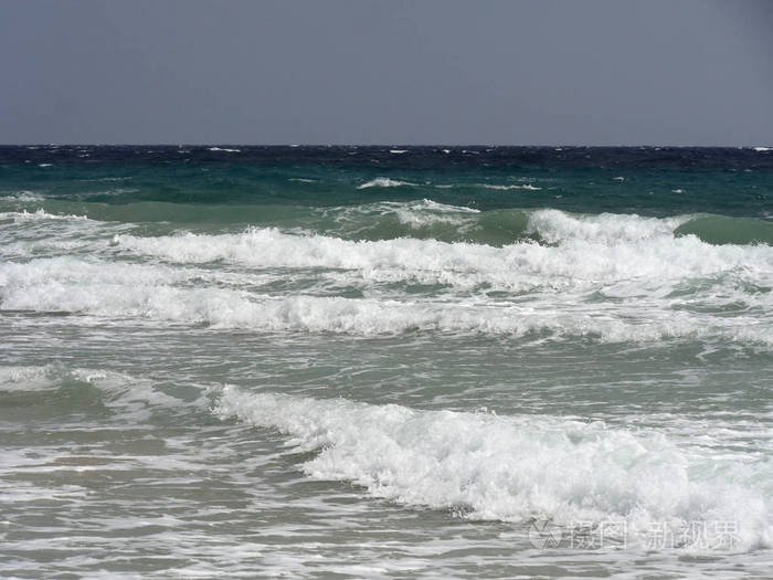 海滩强烈的海浪在海上