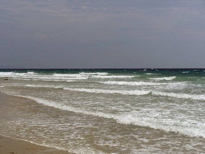 海滩强烈的海浪在海上