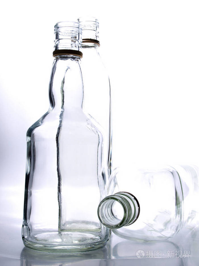 白色背景上的空玻璃酒瓶