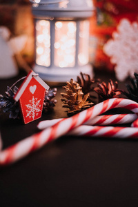 新年和圣诞装饰红色木屋和甜棒糖果