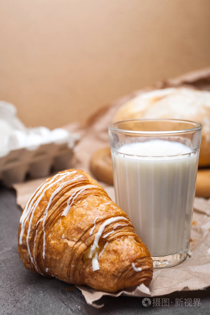 一杯牛角面包牛奶的静物