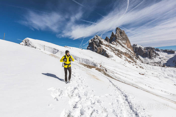 人在雪山上徒步旅行.