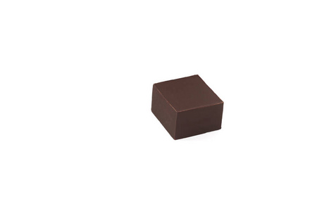 在白色背景查出的黑巧克力糖果