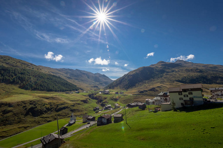 Livigno山谷的夏季照片集，有湖泊和山脉的图像