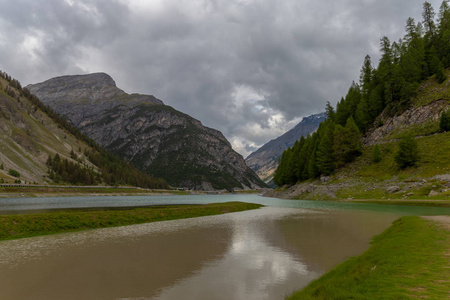 Livigno山谷的夏季照片集，有湖泊和山脉的图像