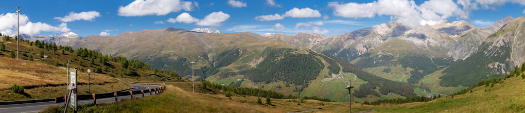 Livigno山谷的夏季照片集，有湖泊和山脉的图像