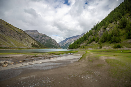 Livigno山谷的夏季照片集，有湖泊和山脉的图像