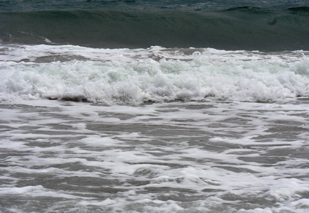 海滩强烈的海浪在海上