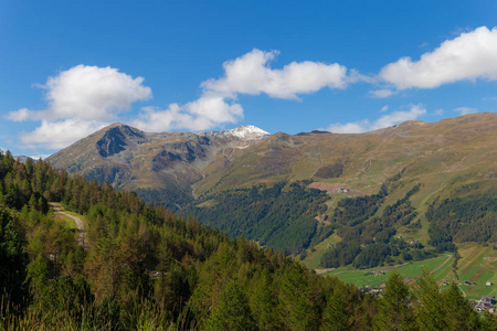 Livigno山谷的夏季照片集，有湖泊和山脉的图像