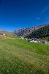 Livigno山谷的夏季照片集，有湖泊和山脉的图像