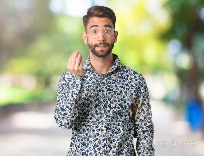 年轻的酷男做典型的意大利手势